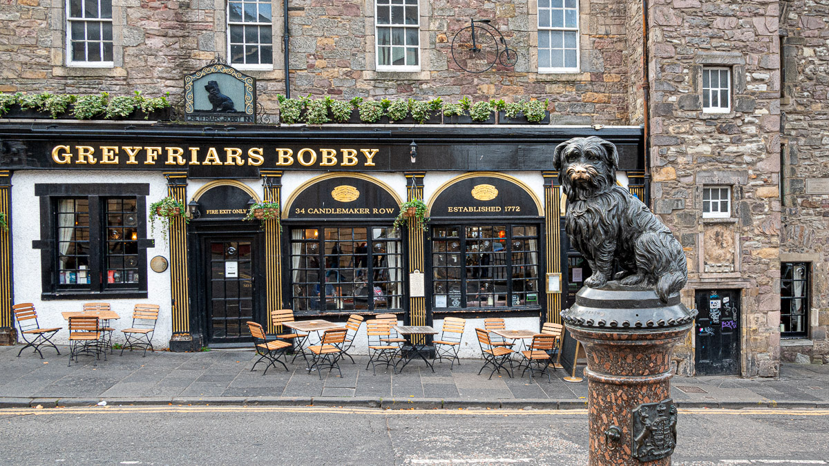Greyfriar's Bobby Fountain infront of Greyfriars Bobby pub